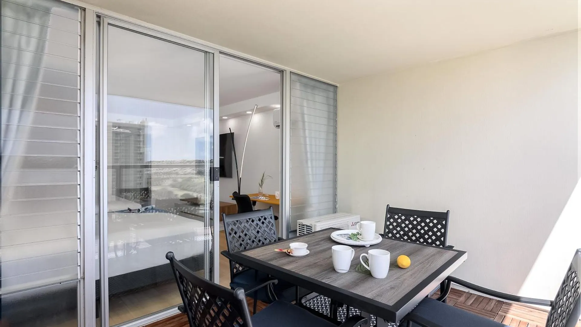 Apartment Stylish Island Colony Studio With Pool & Near Waikiki Beach! Honolulu