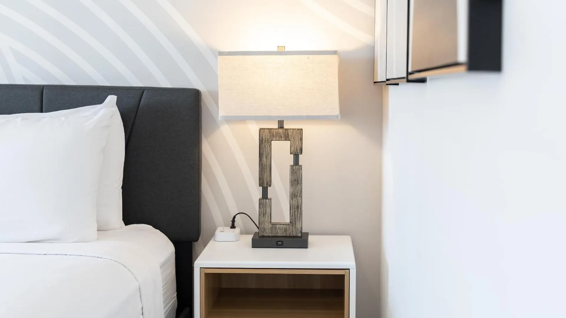 Apartment Stylish Island Colony Studio With Pool & Near Waikiki Beach! Honolulu